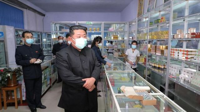 Kim Jong Un Bagi-bagi Obat Pribadi untuk Lawan Wabah Misterius